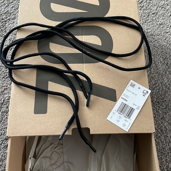 Yeezy 700 - Picture 6 of 8